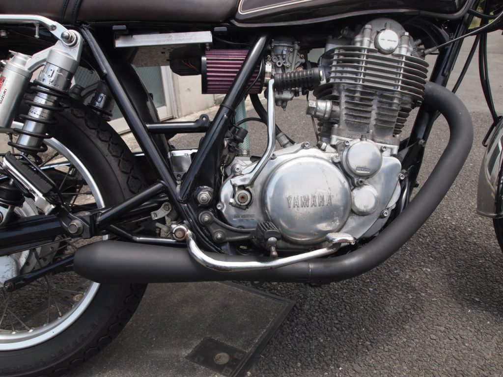 燃料噴射仕様のSR400に対応した ダートトラッカー風のマフラー